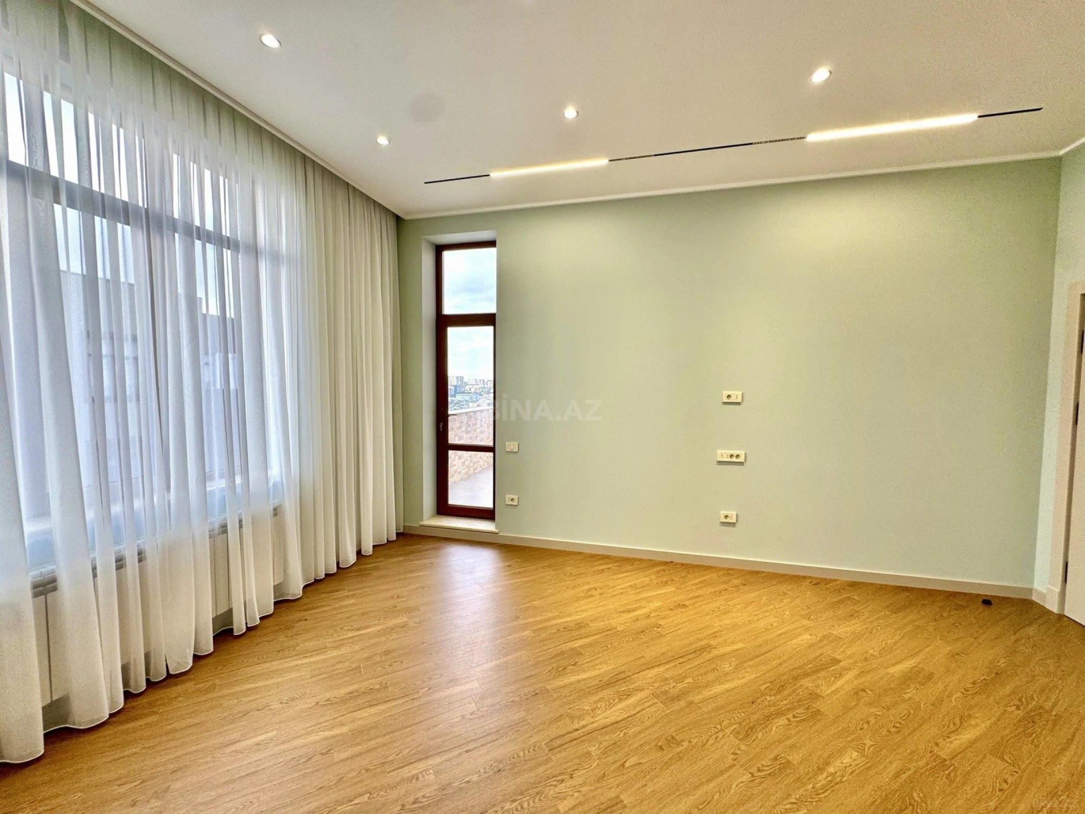 Satılır 4 otaqlı mənzil 216 m²