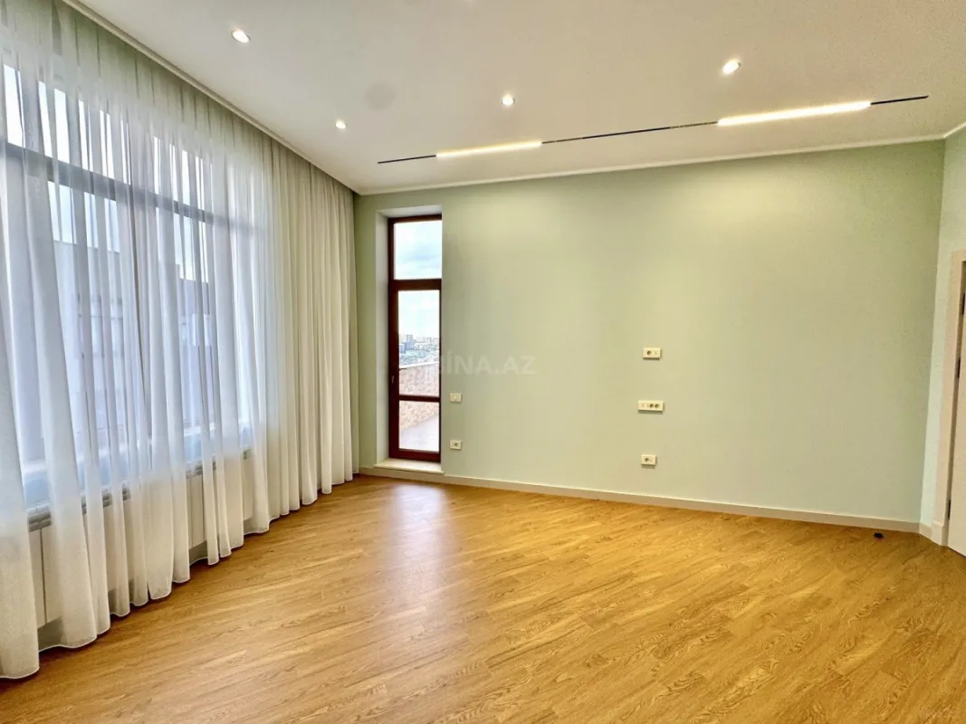 Satılır 4 otaqlı mənzil 216 m²