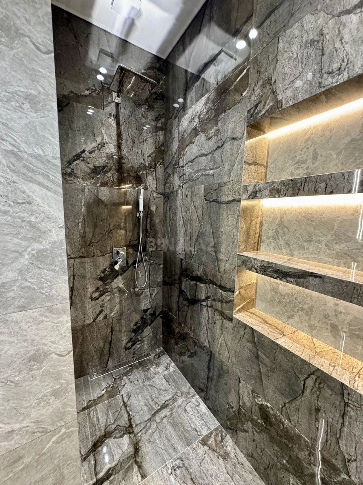 Satılır 4 otaqlı mənzil 216 m²