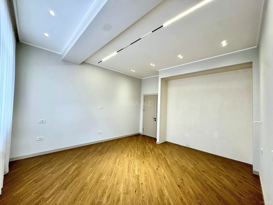 Satılır 4 otaqlı mənzil 216 m²