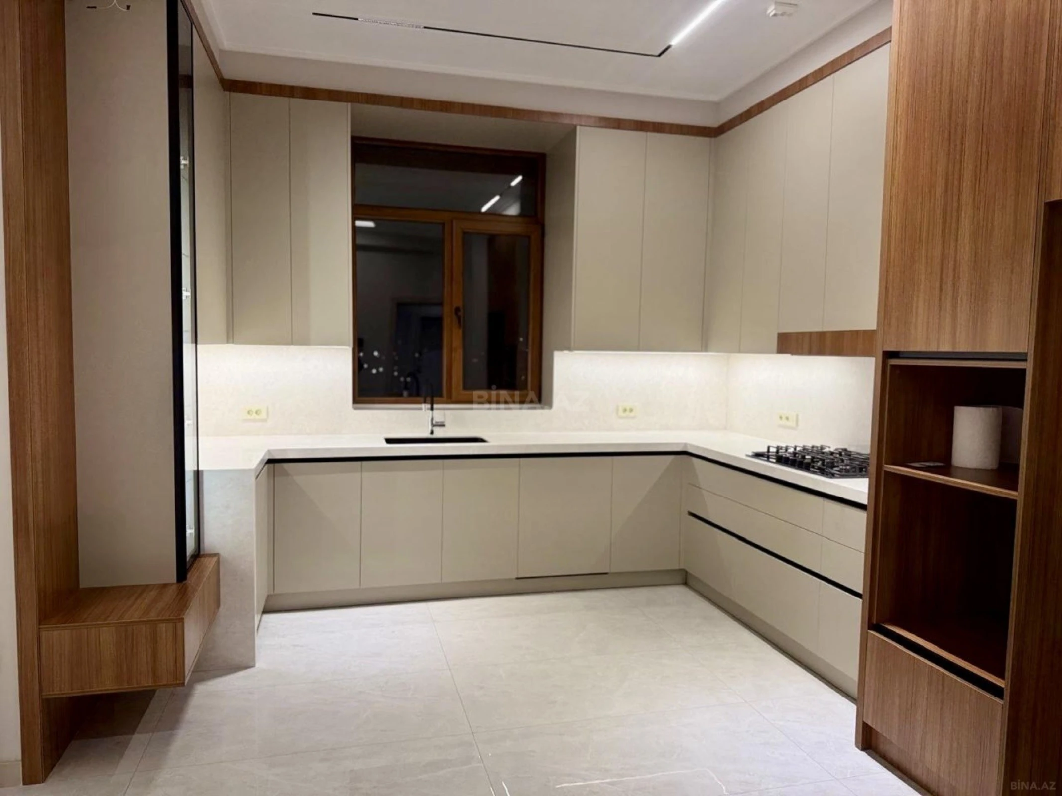 Satılır 4 otaqlı mənzil 216 m²