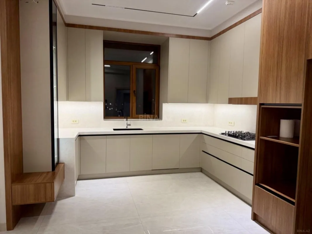 Satılır 4 otaqlı mənzil 216 m²