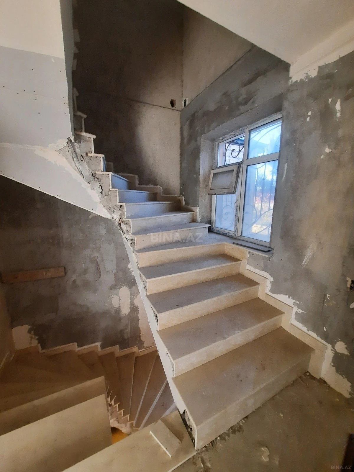 Satılır 5 otaqlı həyət evi 328 m²