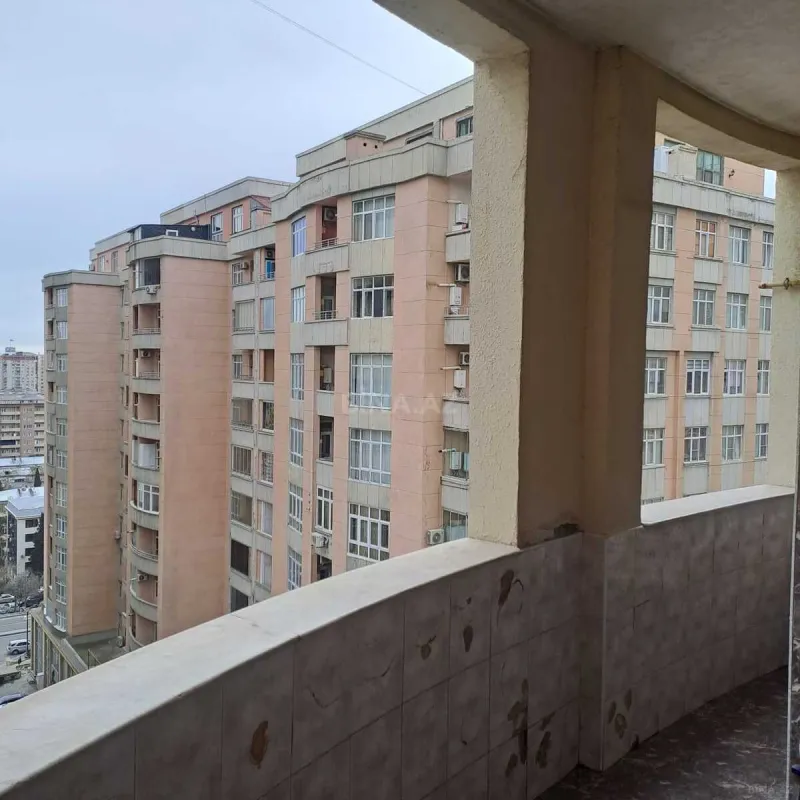 Satılır 4 otaqlı mənzil 180 m²