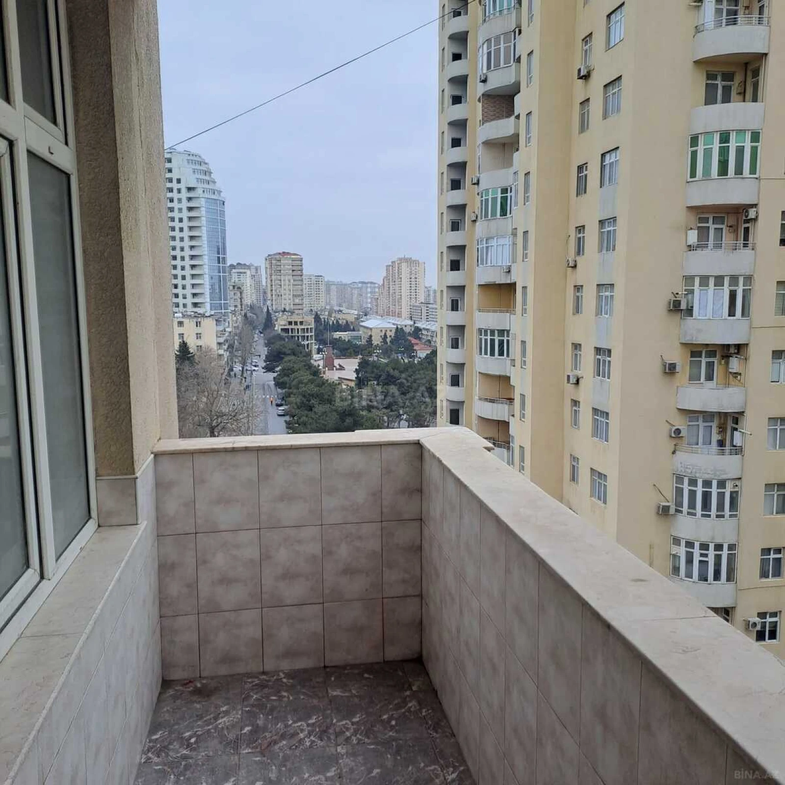 Satılır 4 otaqlı mənzil 180 m²