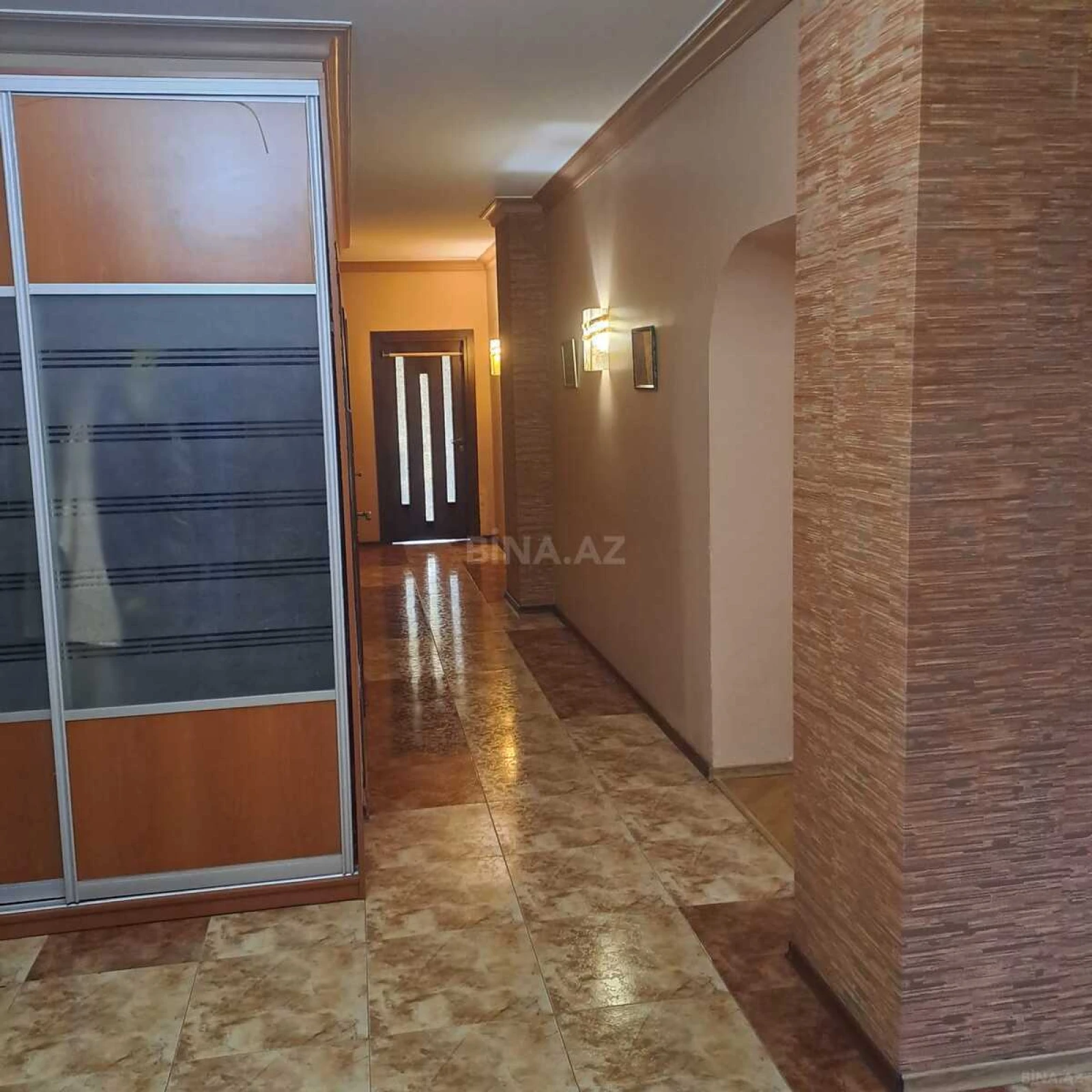 Satılır 4 otaqlı mənzil 180 m²