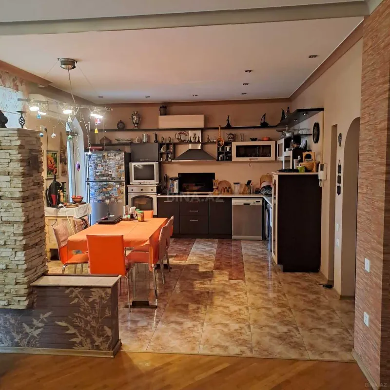 Satılır 4 otaqlı mənzil 180 m²