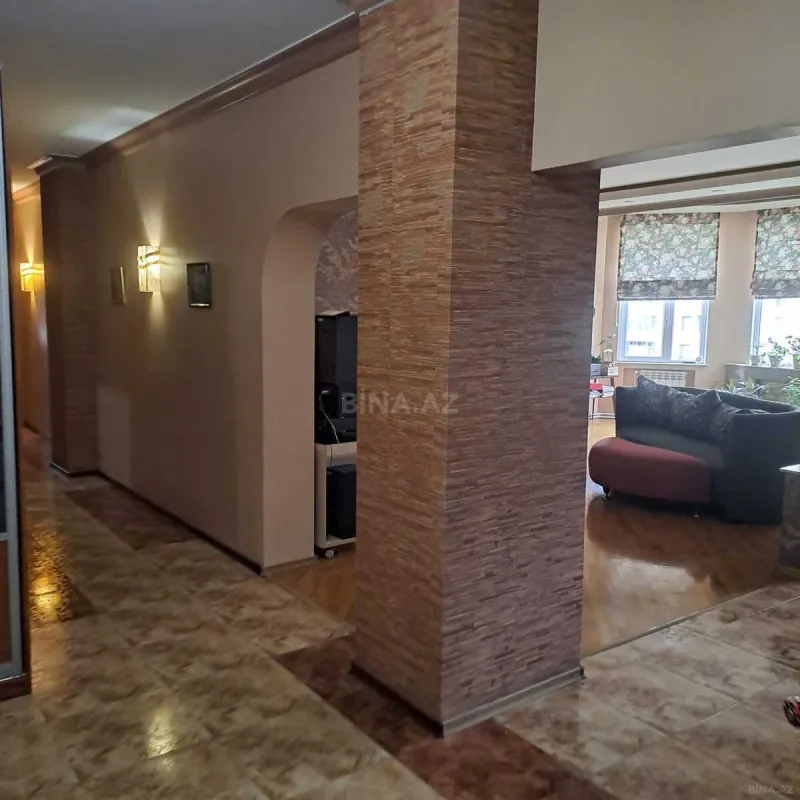 Satılır 4 otaqlı mənzil 180 m²