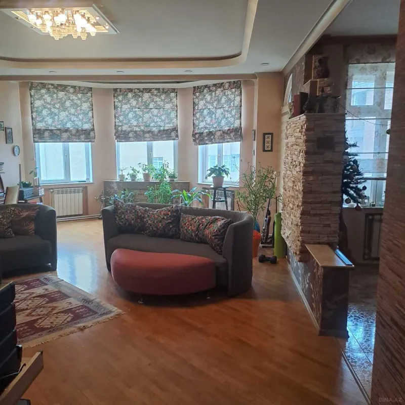 Satılır 4 otaqlı mənzil 180 m²