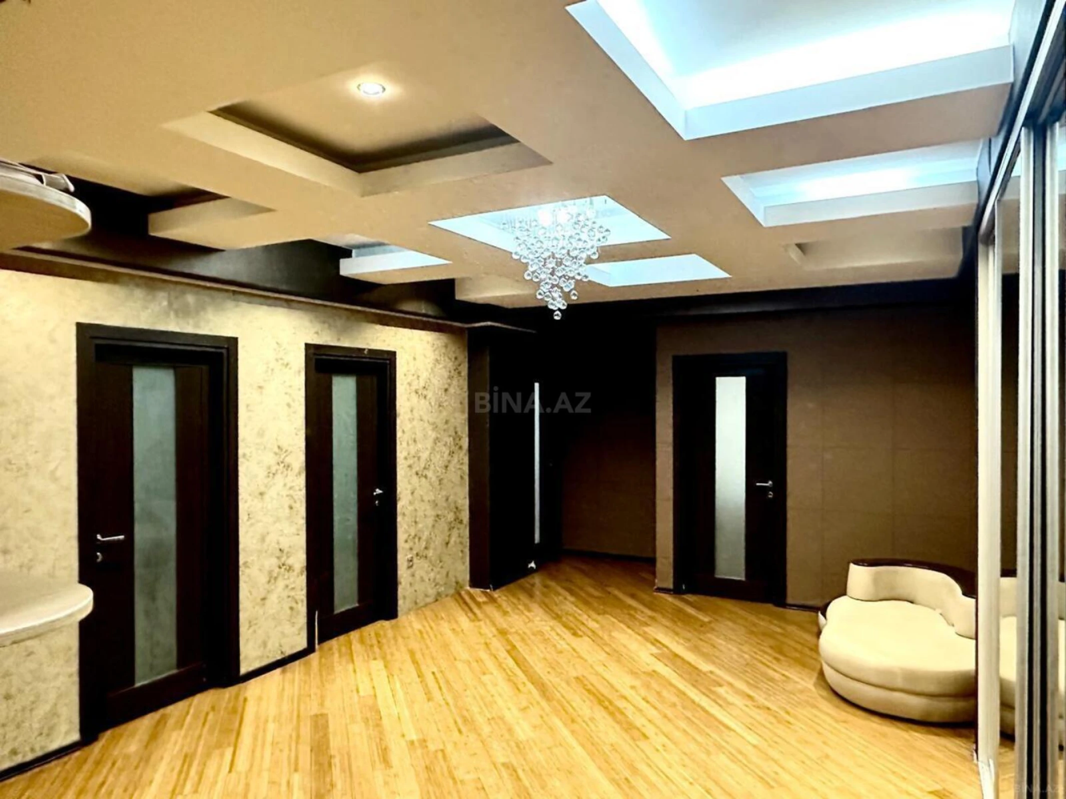 Satılır 3 otaqlı mənzil 163 m²