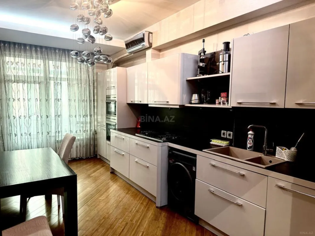 Satılır 3 otaqlı mənzil 163 m²