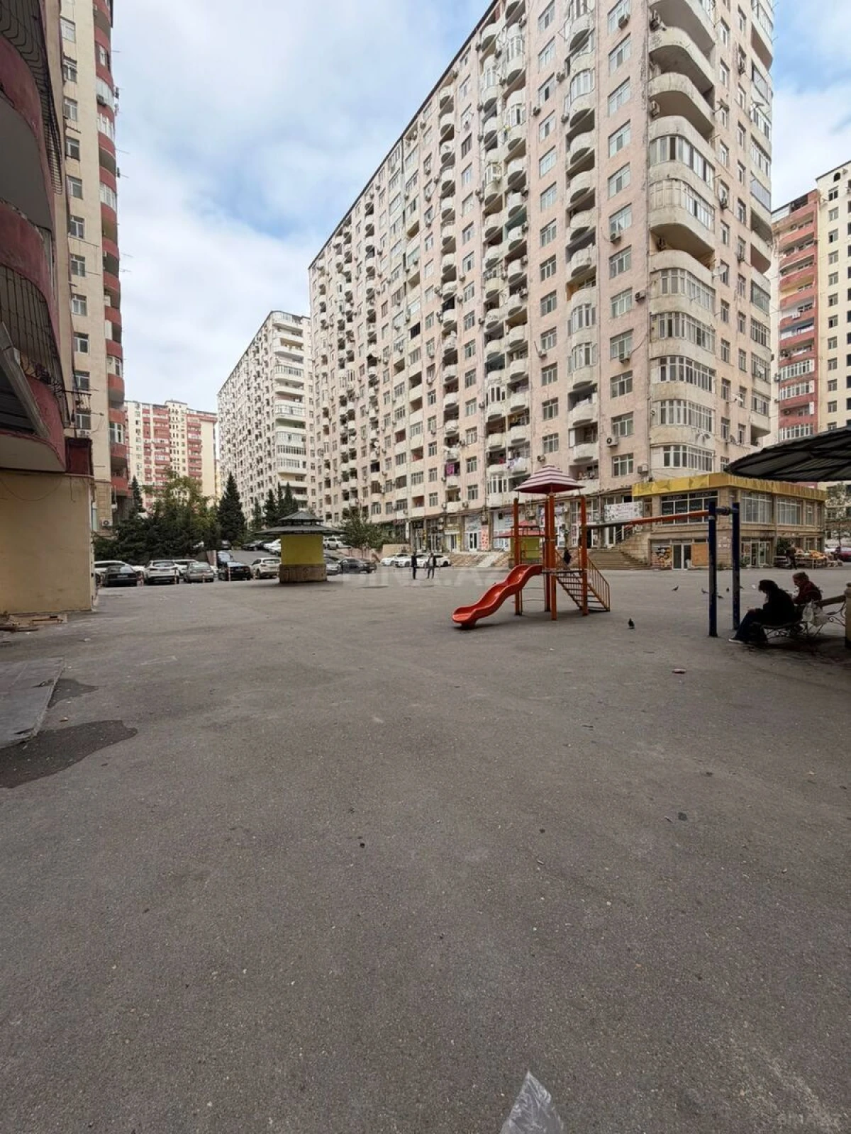 Satılır 3 otaqlı mənzil 124 m²