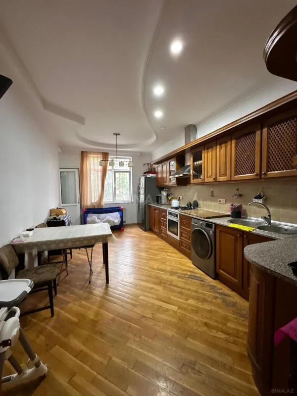 Satılır 3 otaqlı mənzil 132 m²