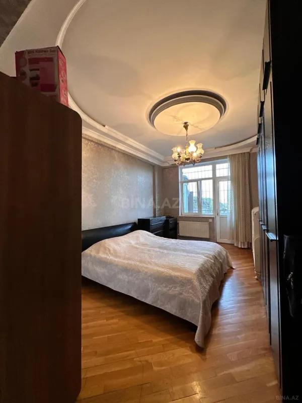 Satılır 3 otaqlı mənzil 132 m²