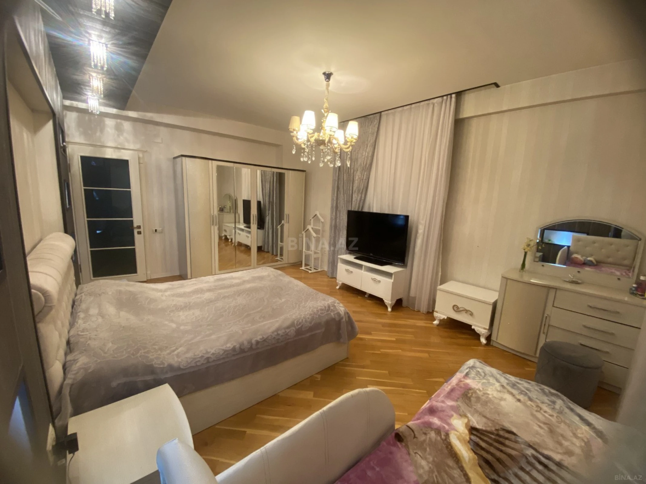 Satılır 3 otaqlı mənzil 130 m²
