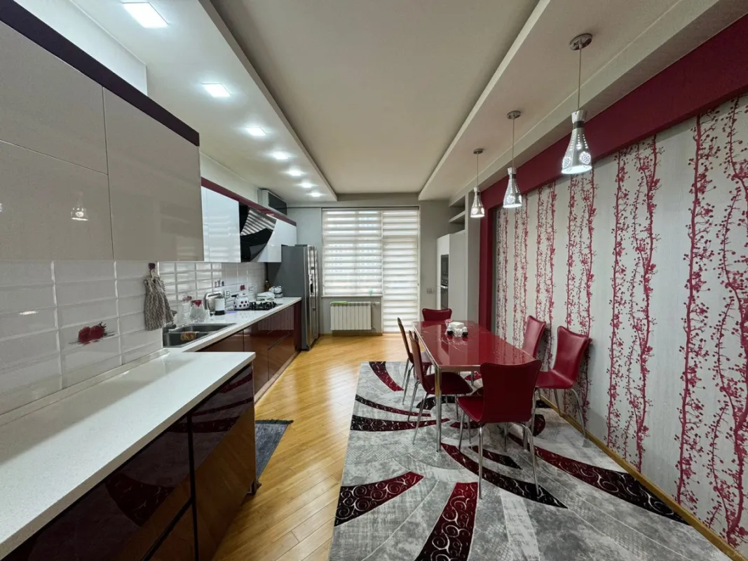Satılır 4 otaqlı mənzil 188 m²