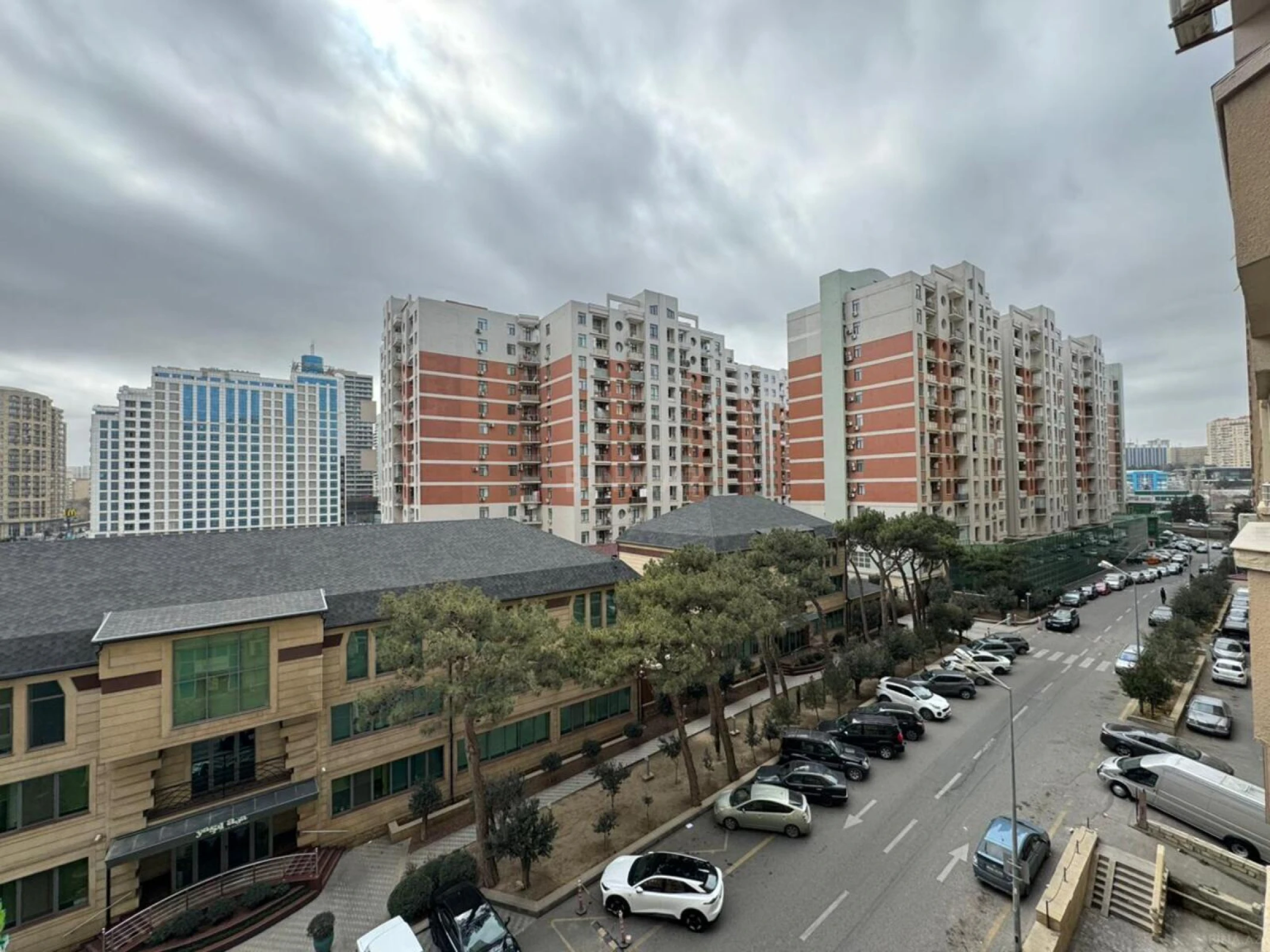 Satılır 4 otaqlı mənzil 188 m²