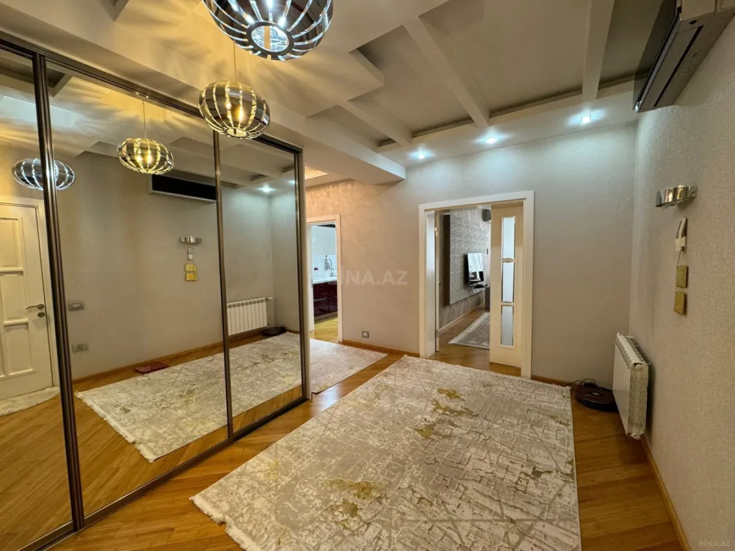 Satılır 4 otaqlı mənzil 188 m²