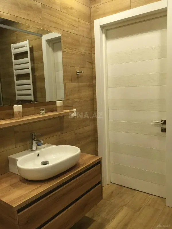 Satılır 4 otaqlı mənzil 210 m²