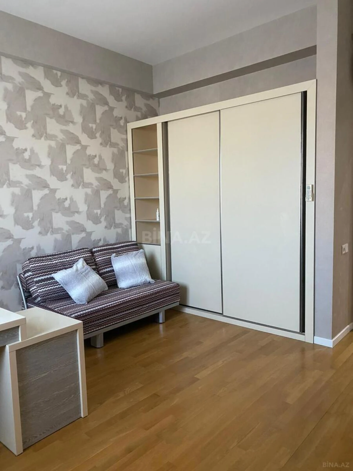 Satılır 4 otaqlı mənzil 210 m²