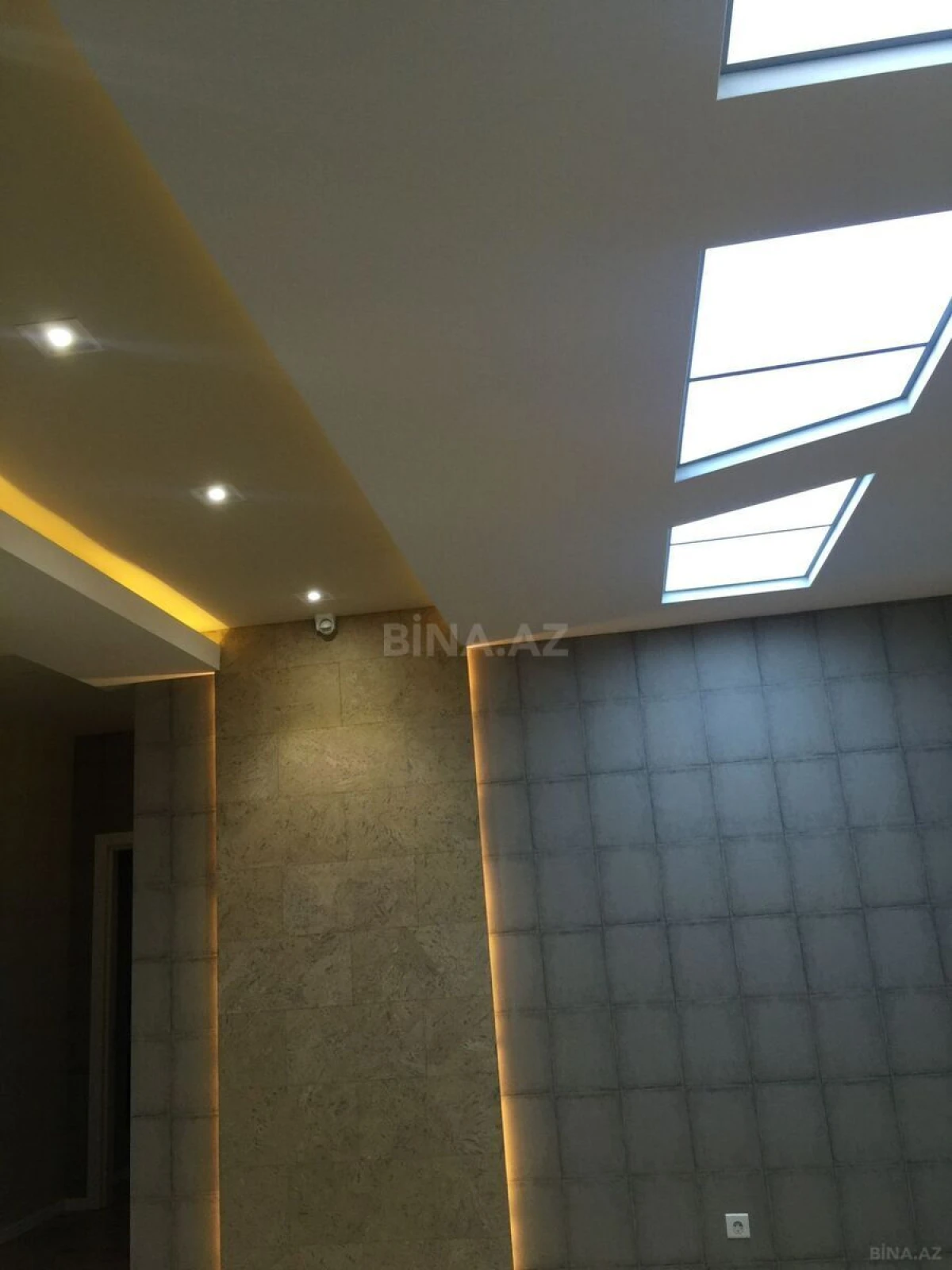Satılır 4 otaqlı mənzil 210 m²