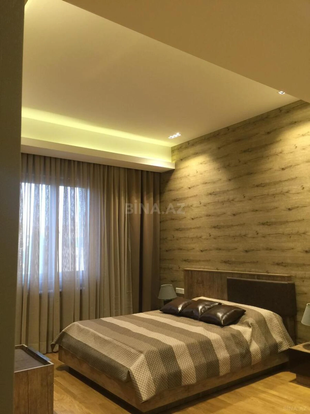 Satılır 4 otaqlı mənzil 210 m²