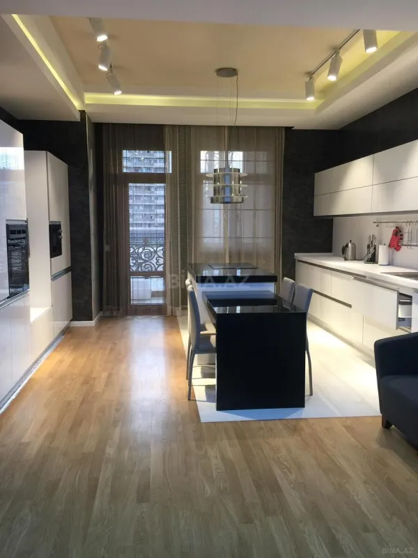 Satılır 4 otaqlı mənzil 210 m²