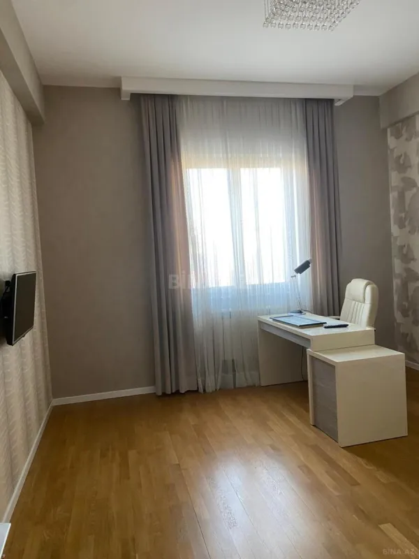 Satılır 4 otaqlı mənzil 210 m²