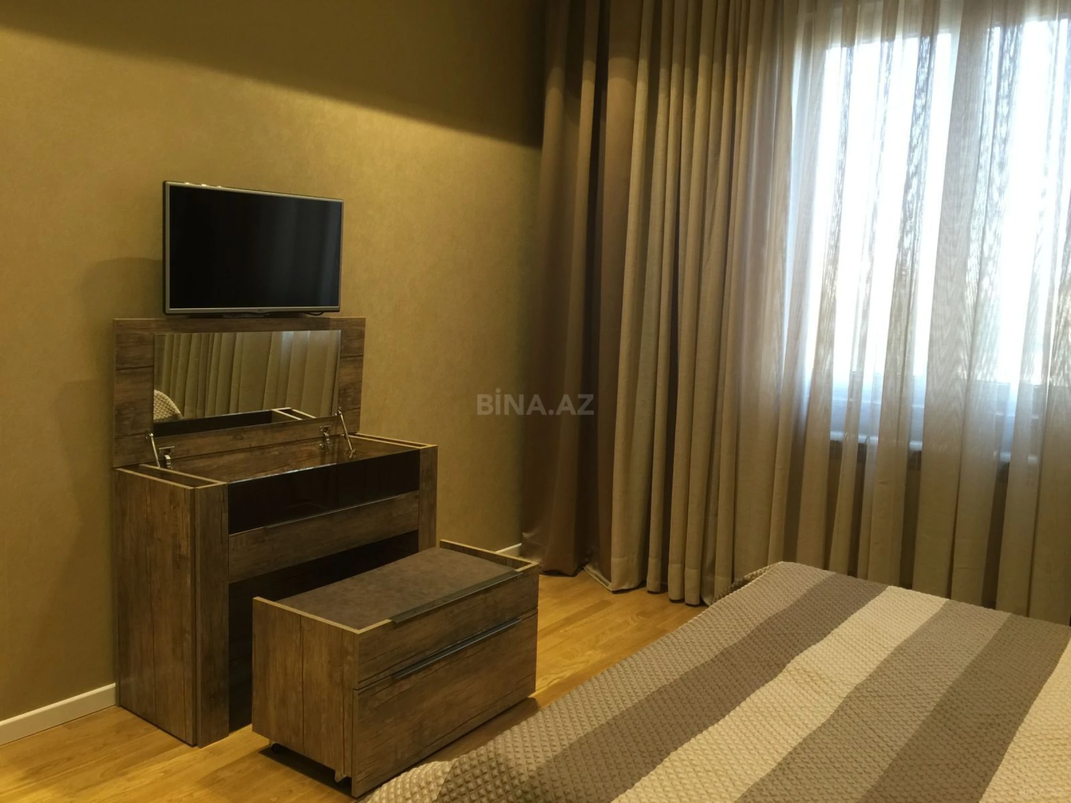 Satılır 4 otaqlı mənzil 210 m²