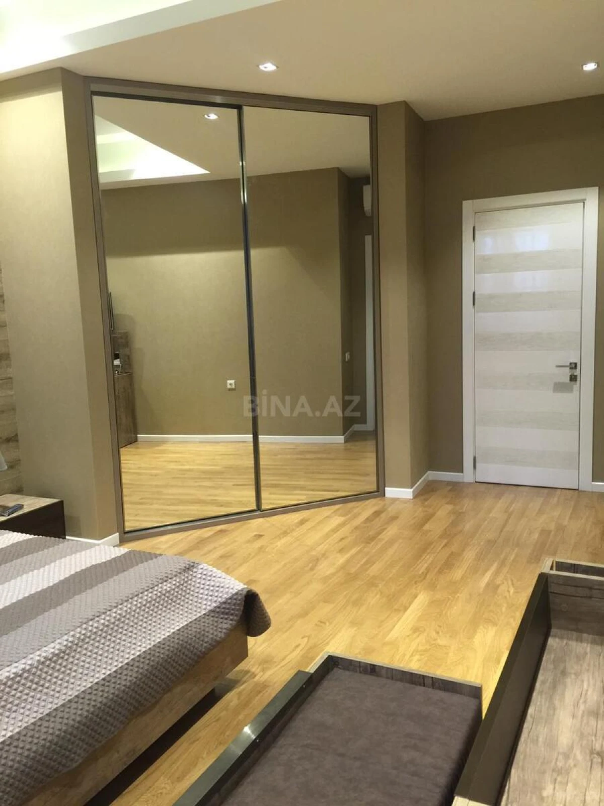 Satılır 4 otaqlı mənzil 210 m²