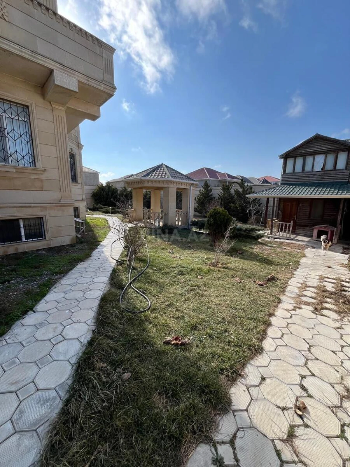 Satılır 8 otaqlı həyət evi 660 m²