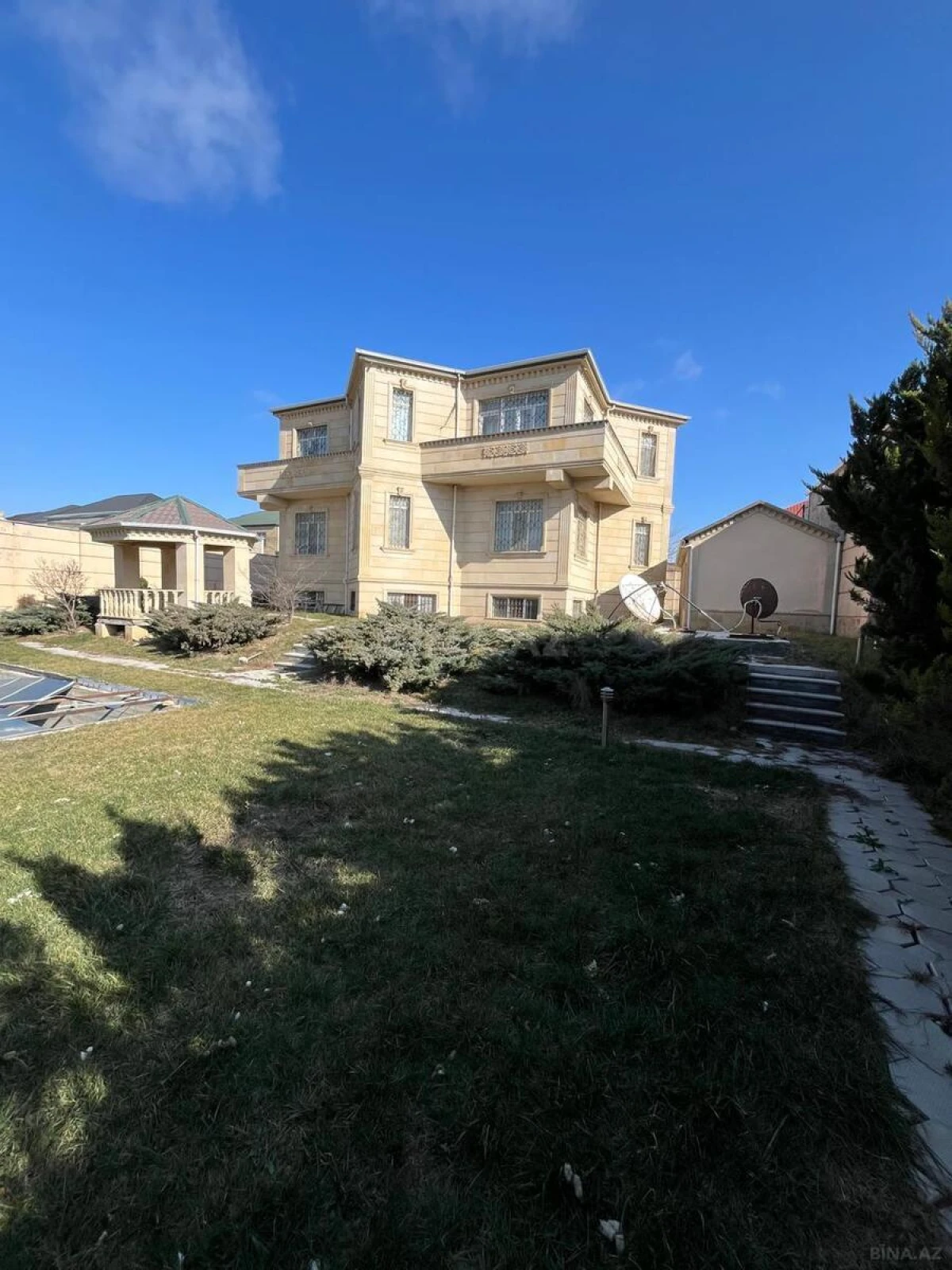 Satılır 8 otaqlı həyət evi 660 m²