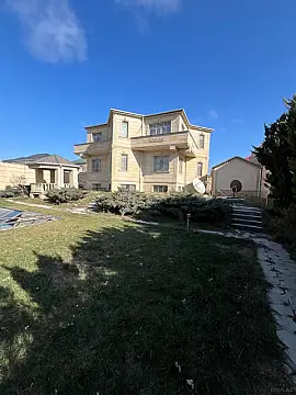 Satılır 8 otaqlı həyət evi 660 m²