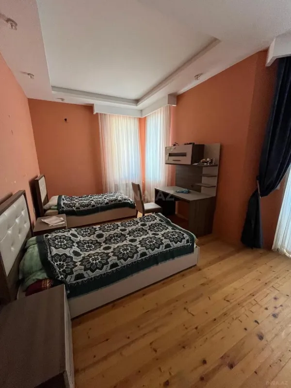 Satılır 8 otaqlı həyət evi 660 m²