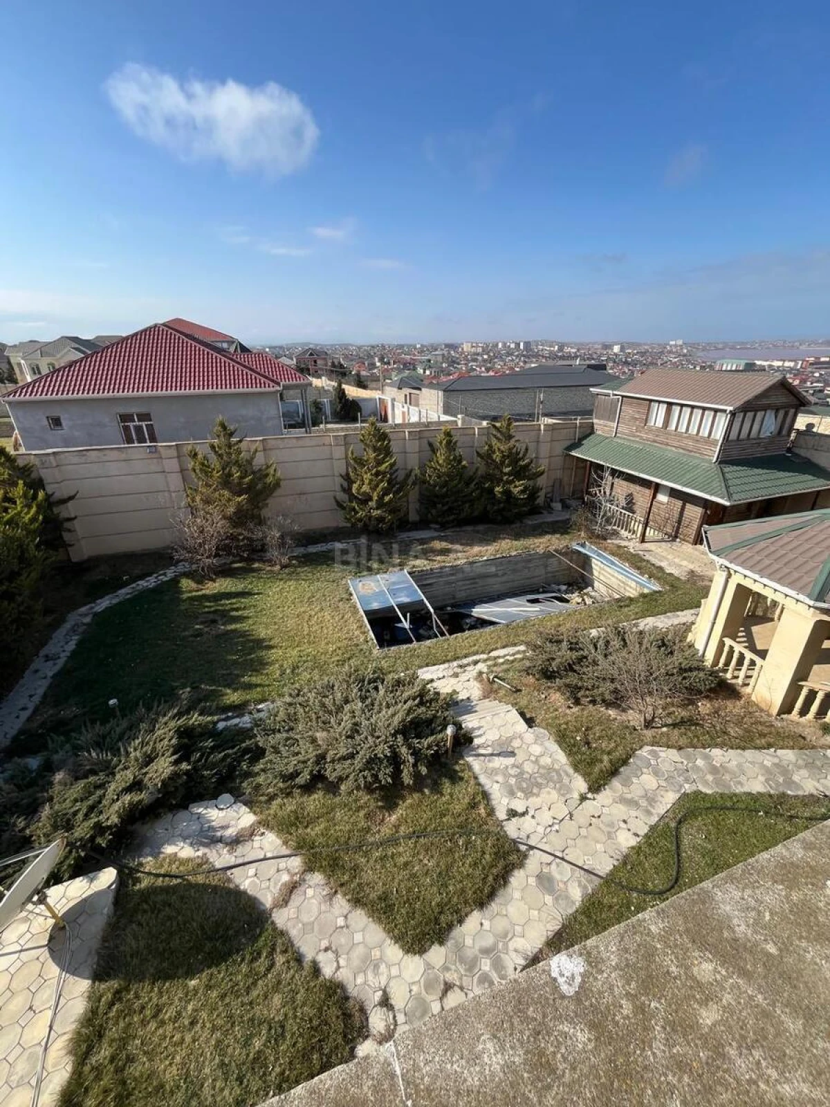 Satılır 8 otaqlı həyət evi 660 m²