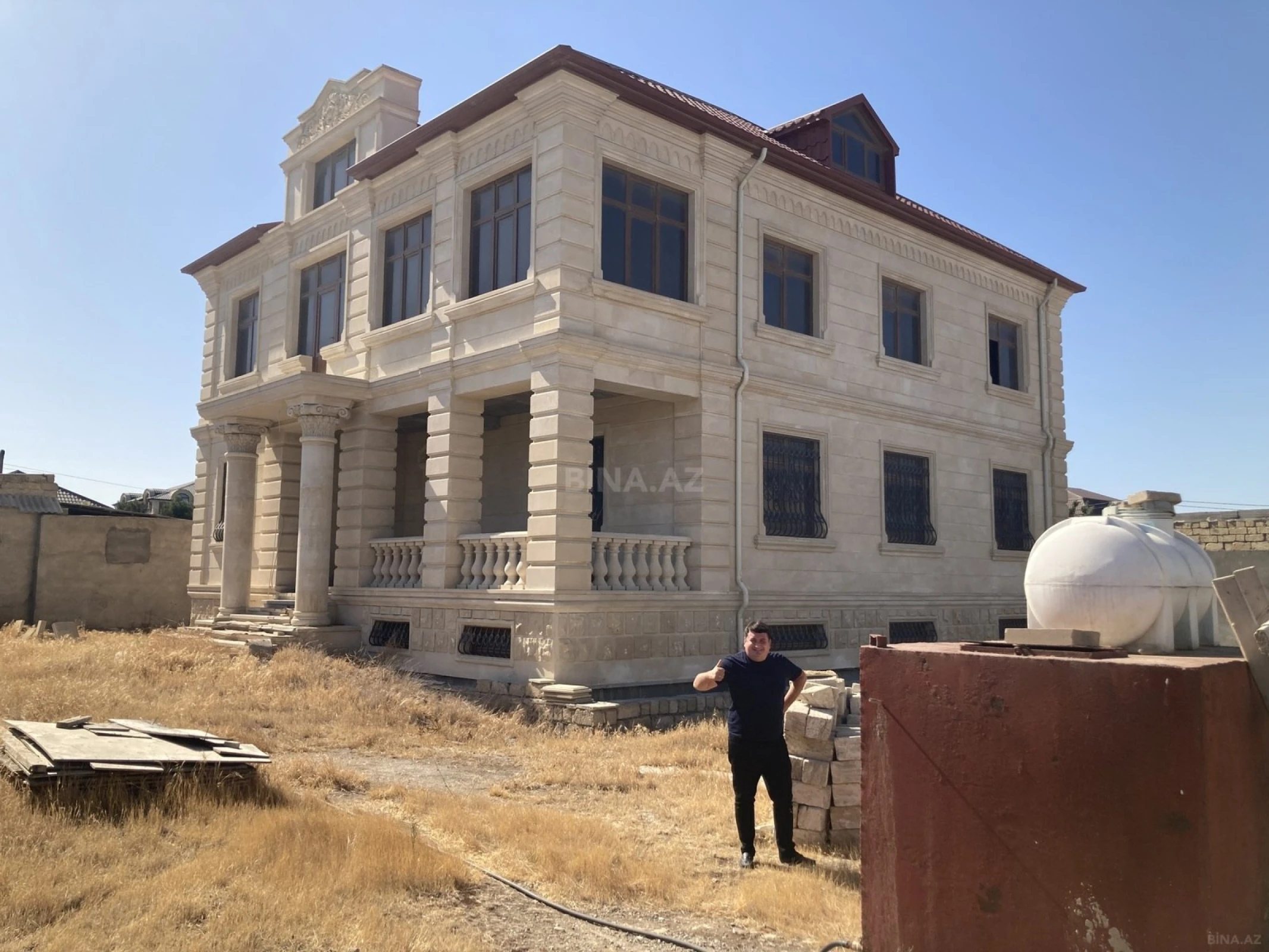 Satılır 8 otaqlı həyət evi 800 m²