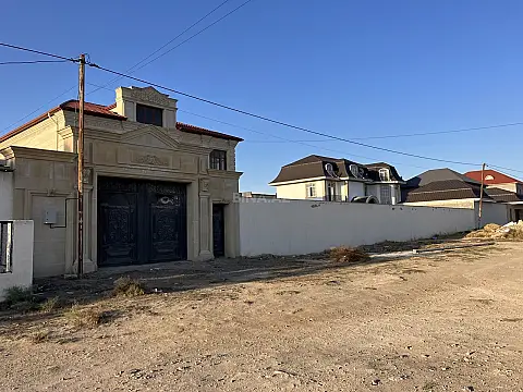 Satılır 8 otaqlı həyət evi 800 m²