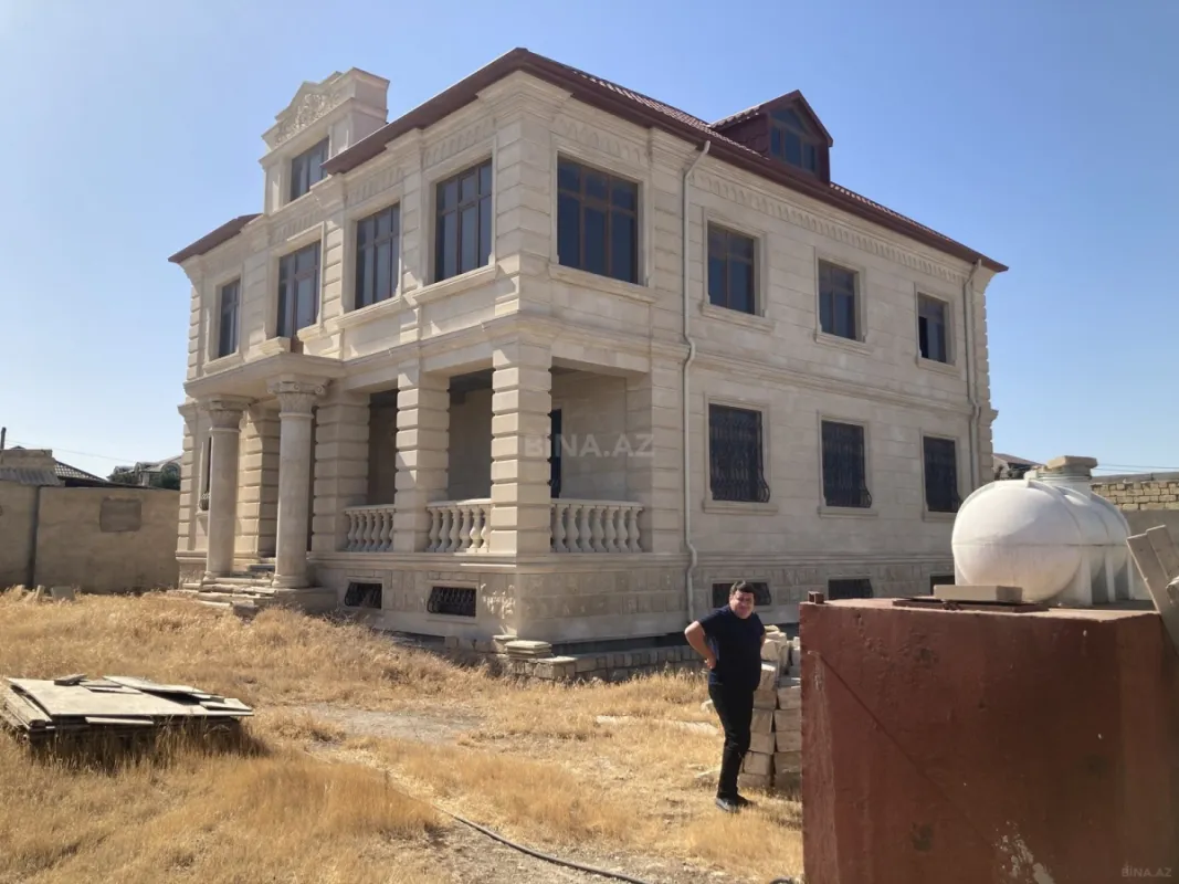 Satılır 8 otaqlı həyət evi 800 m²