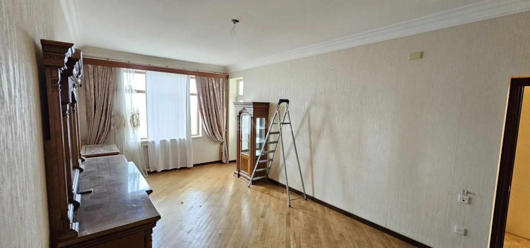 Satılır 6 otaqlı mənzil 320 m²