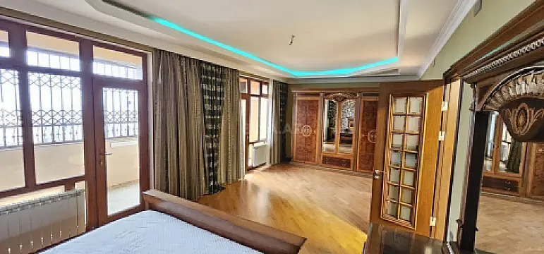 Satılır 6 otaqlı mənzil 320 m²