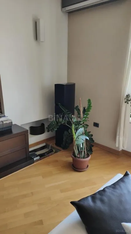 Satılır 5 otaqlı mənzil 245 m²