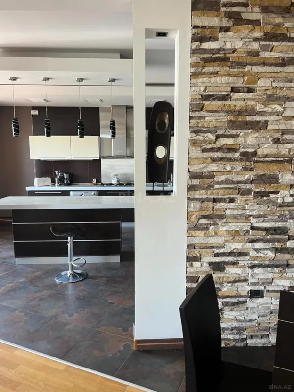 Satılır 5 otaqlı mənzil 245 m²