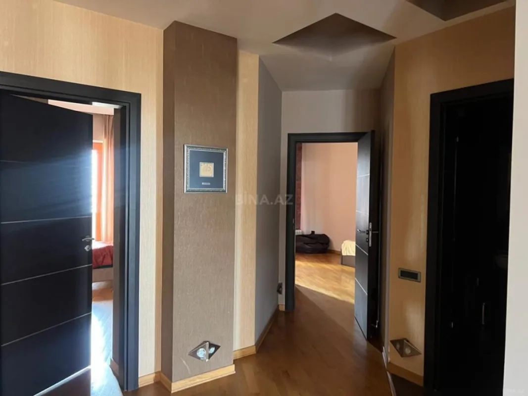 Satılır 5 otaqlı mənzil 245 m²