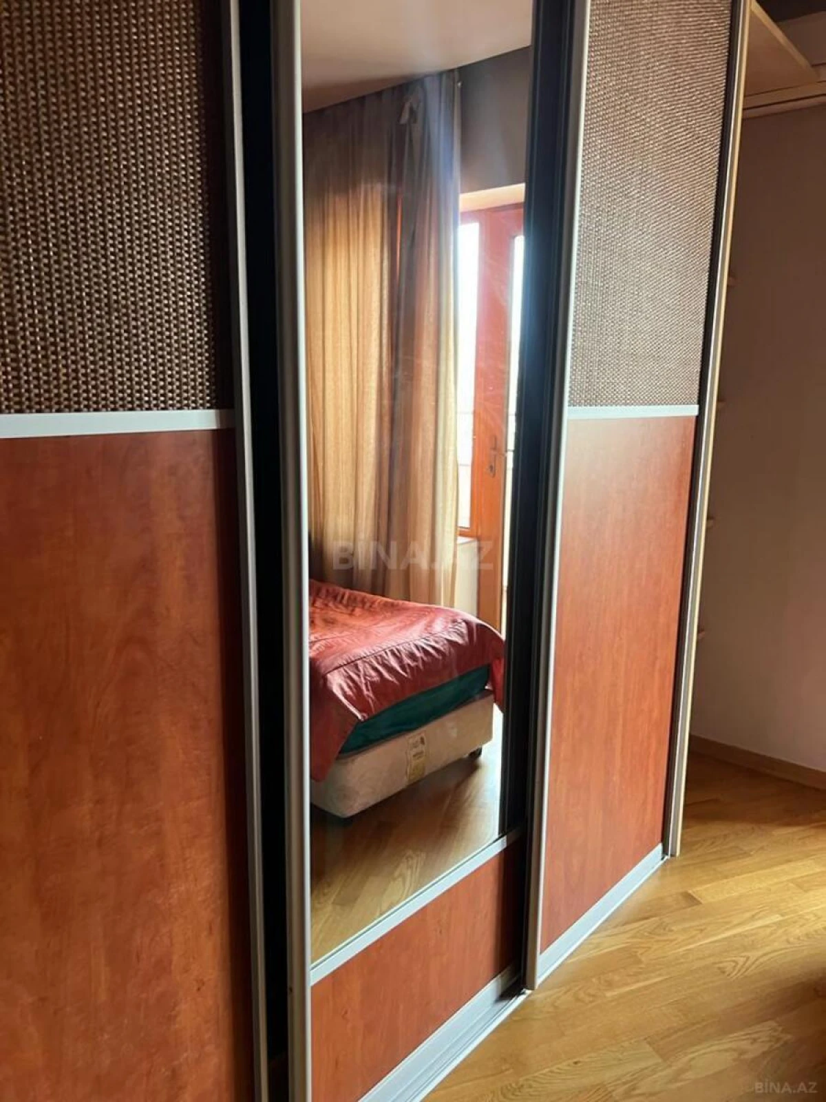 Satılır 5 otaqlı mənzil 245 m²