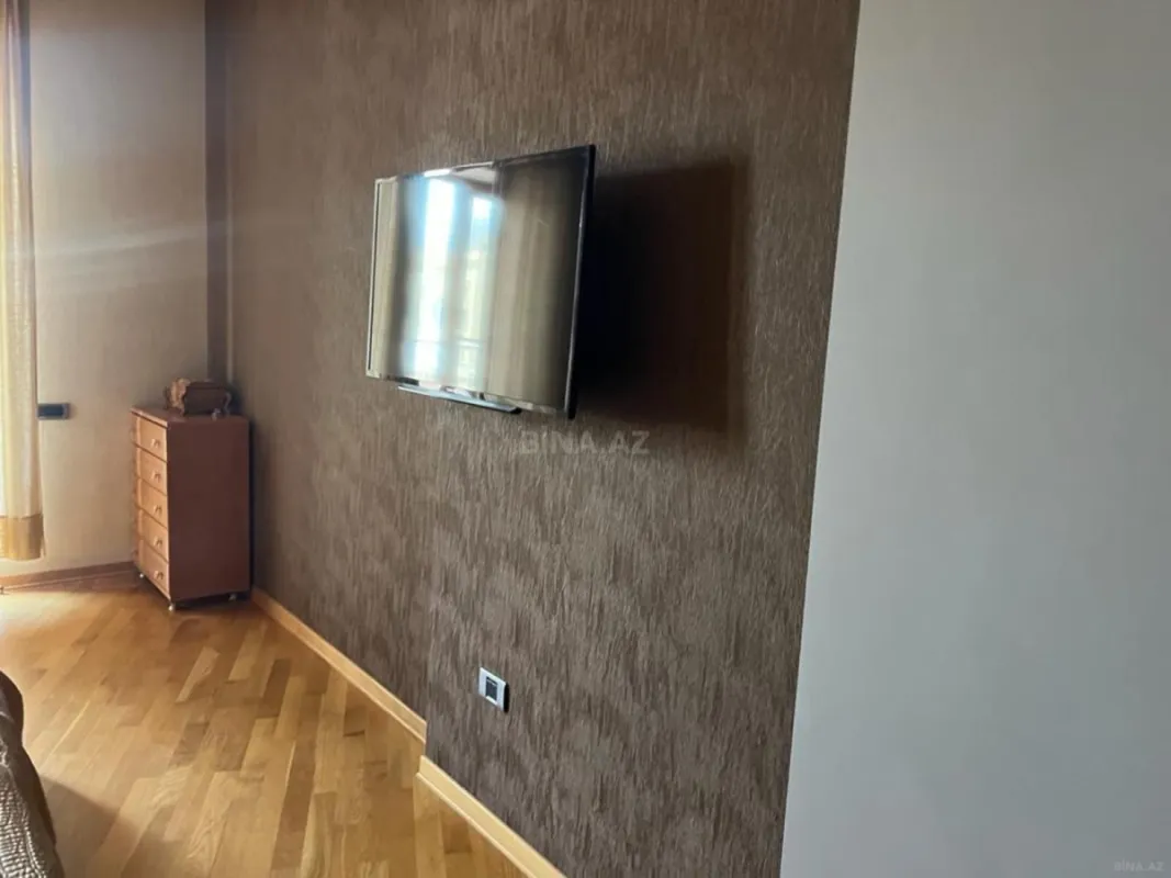 Satılır 5 otaqlı mənzil 245 m²