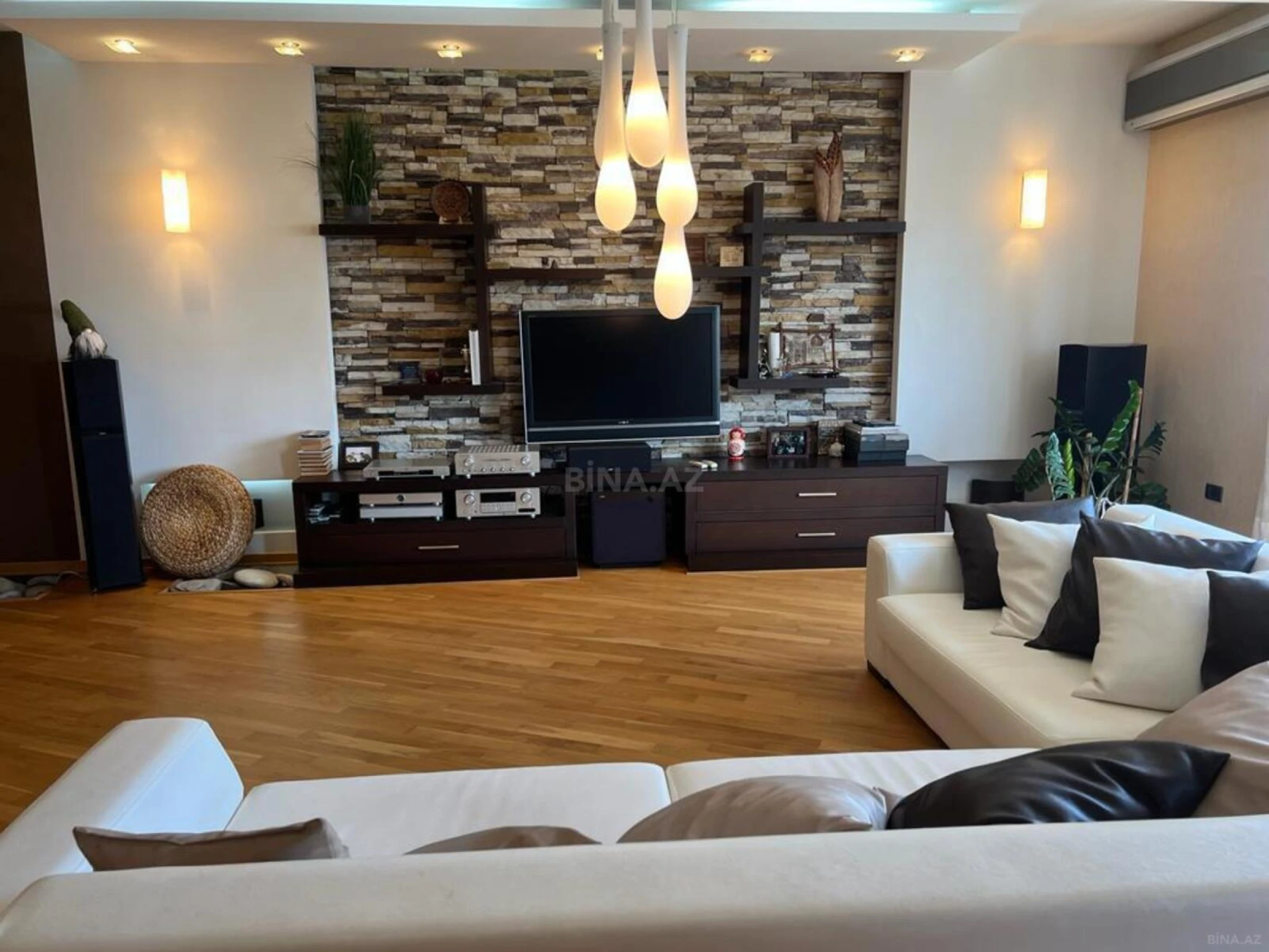 Satılır 5 otaqlı mənzil 245 m²