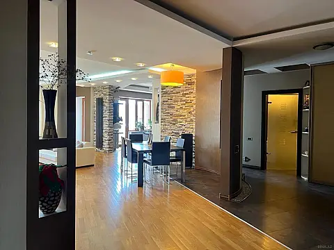 Satılır 5 otaqlı mənzil 245 m²