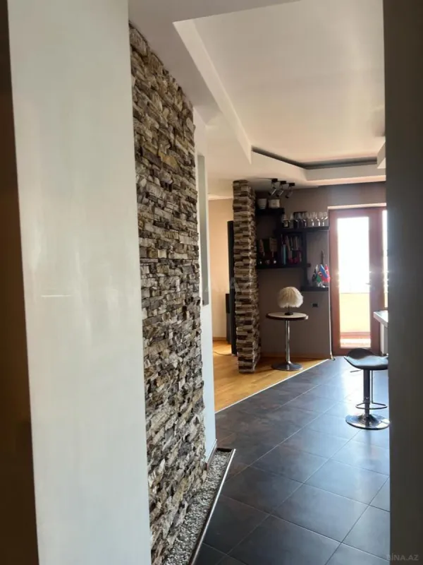 Satılır 5 otaqlı mənzil 245 m²