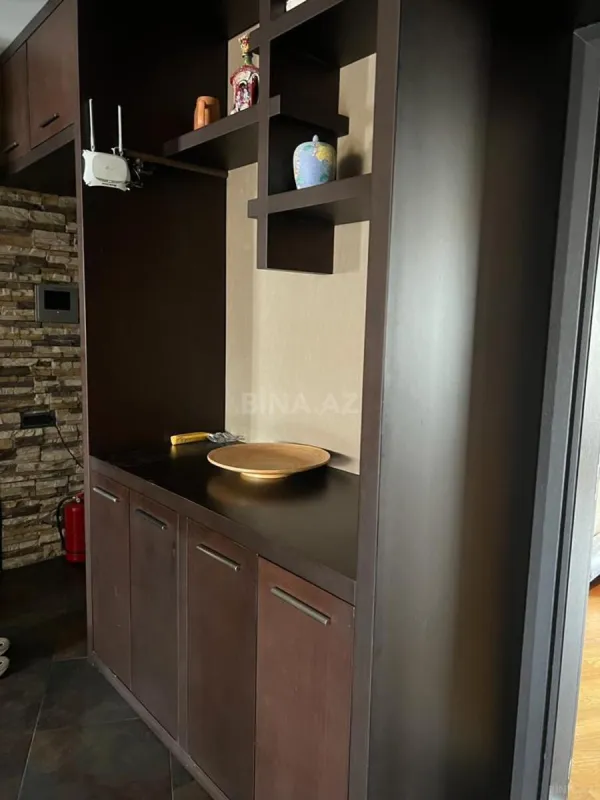 Satılır 5 otaqlı mənzil 245 m²