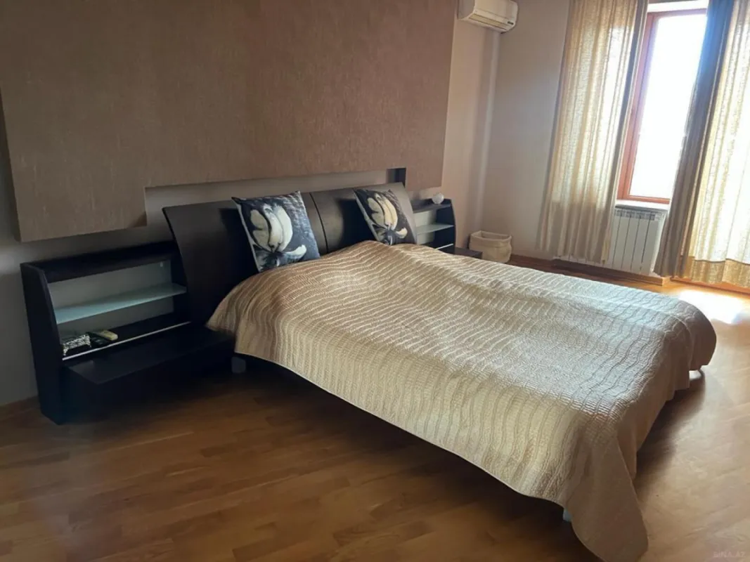 Satılır 5 otaqlı mənzil 245 m²